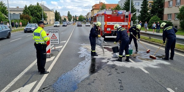 Znečištěná pozemní komunikace.